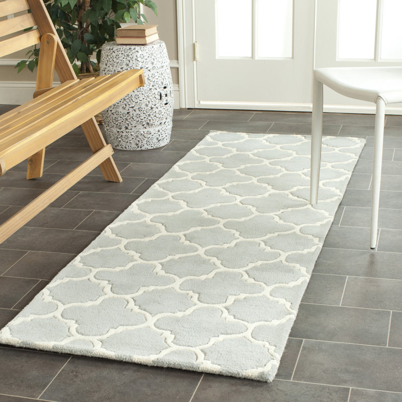 Tapis gris / ivoire en laine touffeté à la main à motif géométrique Carolene, Tapis de couloir 2 pi 3 po x 11 pi