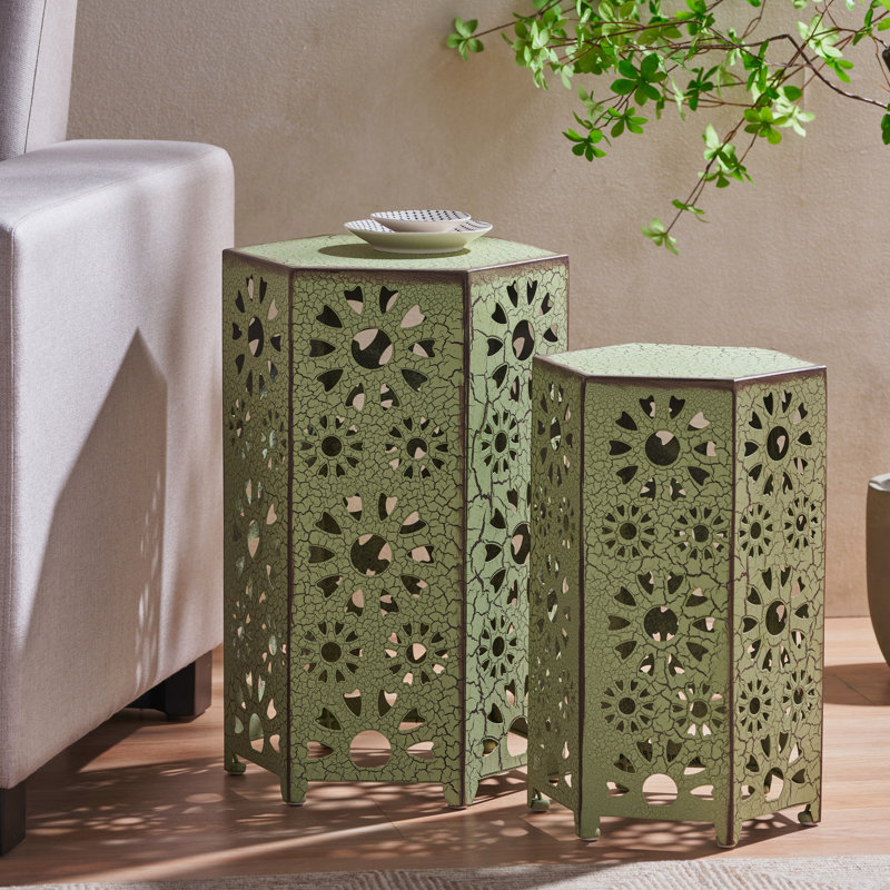 Légère et élégante, cette table d'appoint Eliana Sunburst est idéale pour accueillir des invités.