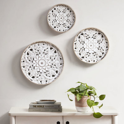 Décoration murale en bois - 3 fleurs blanches patinées, couleur naturelle, 13,75 po, 11,75 po, 9,75 po, utilisation intérieure seulement, design d'inspiration rétro, décoration de cintre en dents de scie naturel + blanc, intérieur, look charmant, luminaire