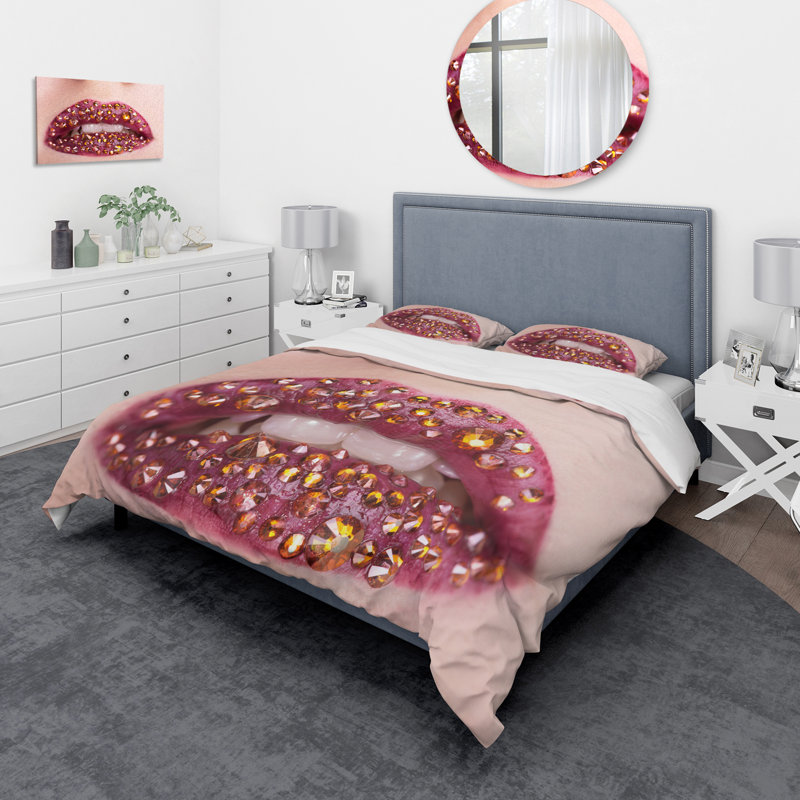 Gros plan sur des lèvres de femme avec des paillettes - ensemble de housse de couette moderne - microfibre de polyester