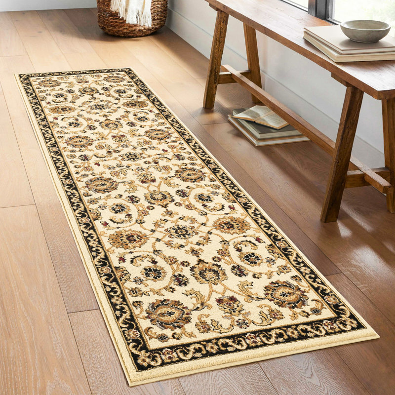 Tapis crème en polypropylène 2 pi 7 po X 3 de conception classique avec un élégant motif intégral pour une couleur intemporelle chaleureuse et invitante