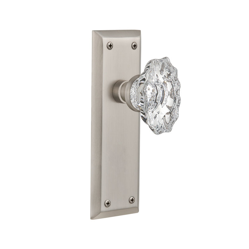 Plaque avec bouton de porte de château New York, Nickel satiné, 2 3/4 po