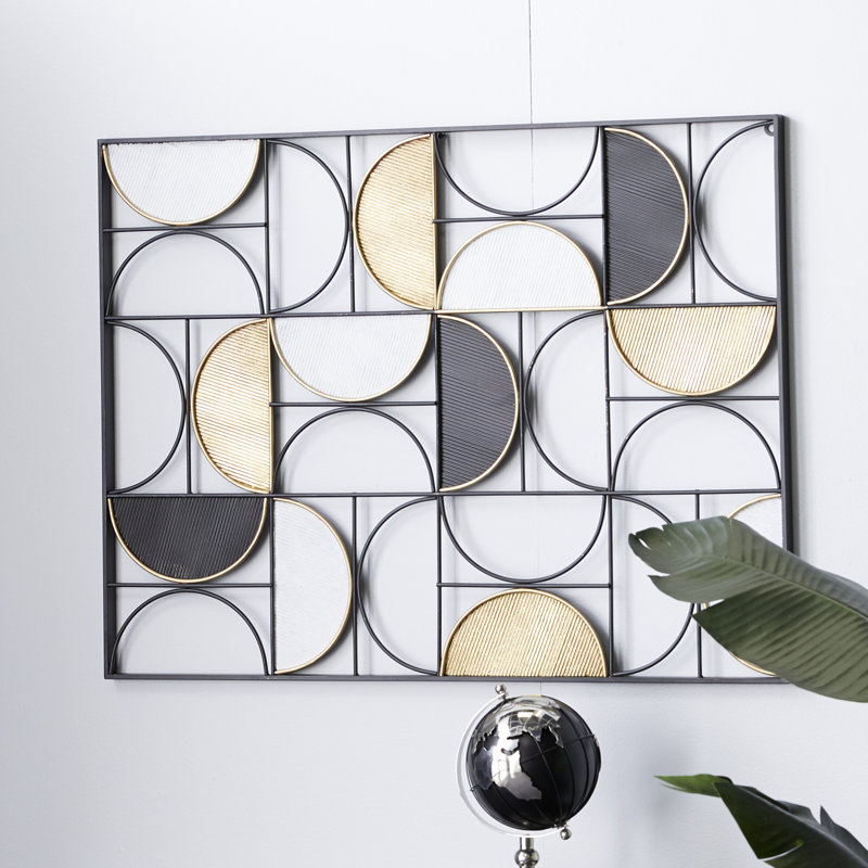 Décoration murale géométrique noire en métal avec détails dorés