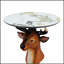 Élégante table d'appoint avec tête de cerf et statue d'animal, parfaite pour ajouter une touche de nature et de sophistication aux salons