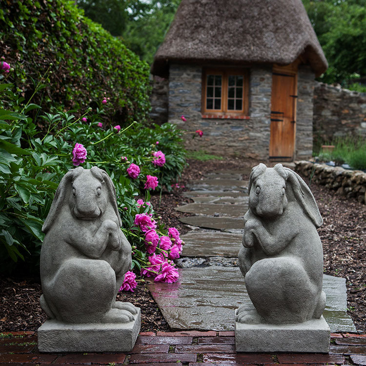 Statue lapin Newport, Graystone, Orienté vers le côté droit