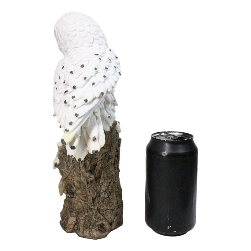 Figurine familiale représentant une chouette harfang des neiges et ses deux petits sur une souche d'arbre enneigée
