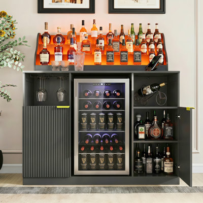 Armoire de bar à vin avec étalage de bouteilles de boissons alcoolisées éclairées à DEL, mini armoire de réfrigérateur avec rangement et prise de courant, armoire de bar à boissons alcoolisées avec espace réfrigérateur, armoire de buffet avec support à vin cannelé, noir
