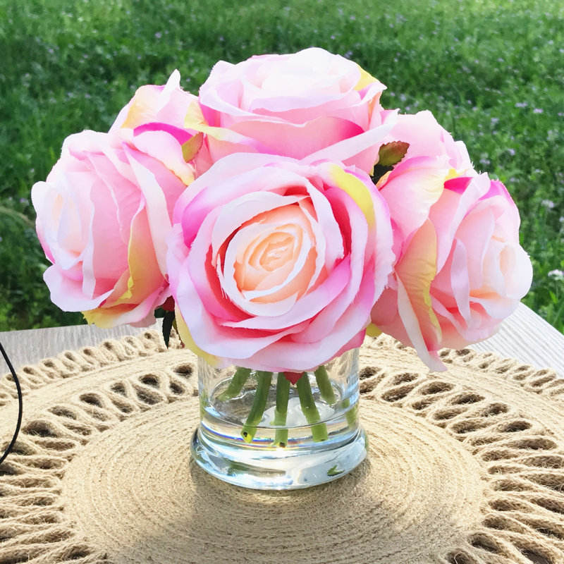 Arrangement floral à motif floral à motif de roses en soie à 7 têtes vase