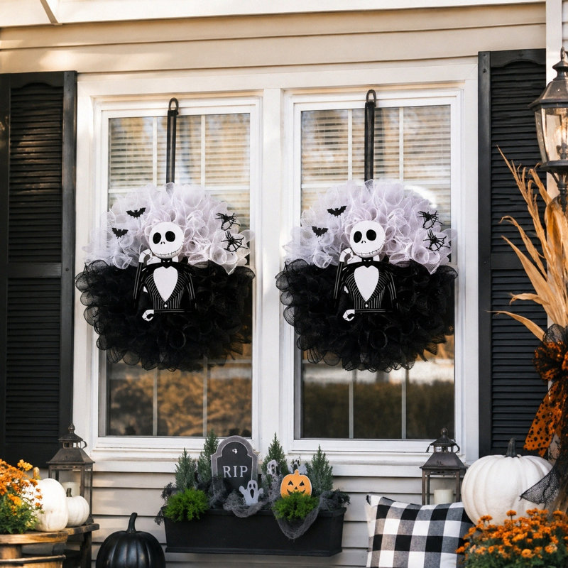 Couronne d'Halloween Jack Skellington de 40 cm, couronne en maille noire et blanche pour porte d'entrée avec décorations de chauve-souris et d'araignée, décoration L'Étrange Noël de Monsieur Jack