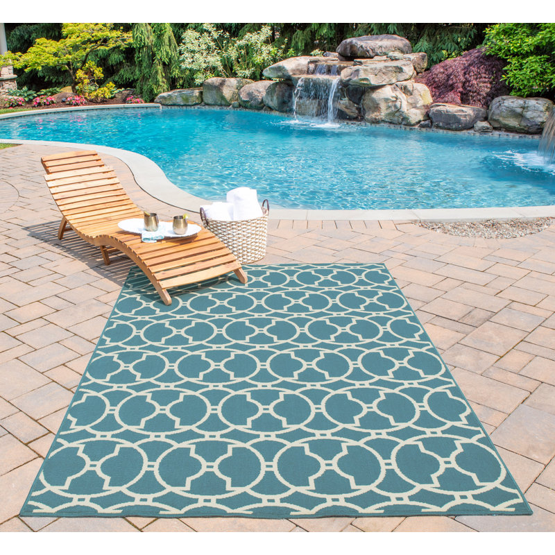 Tapis intérieur / extérieur bleu Yepez, Rectangle 6 pi 7 po x 9 pi 6 po