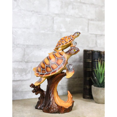 Figurine de tortue marine mère et son petit, aspect bois sculpté.