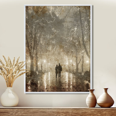 « Couple Walking in Night Lights » - Couple romantique marchant à Paris, impression d'art mural