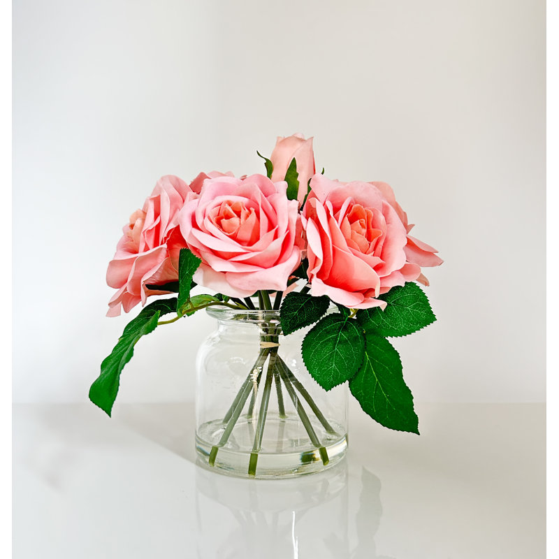 Arrangement de vraies roses poussiéreuses dans un vase