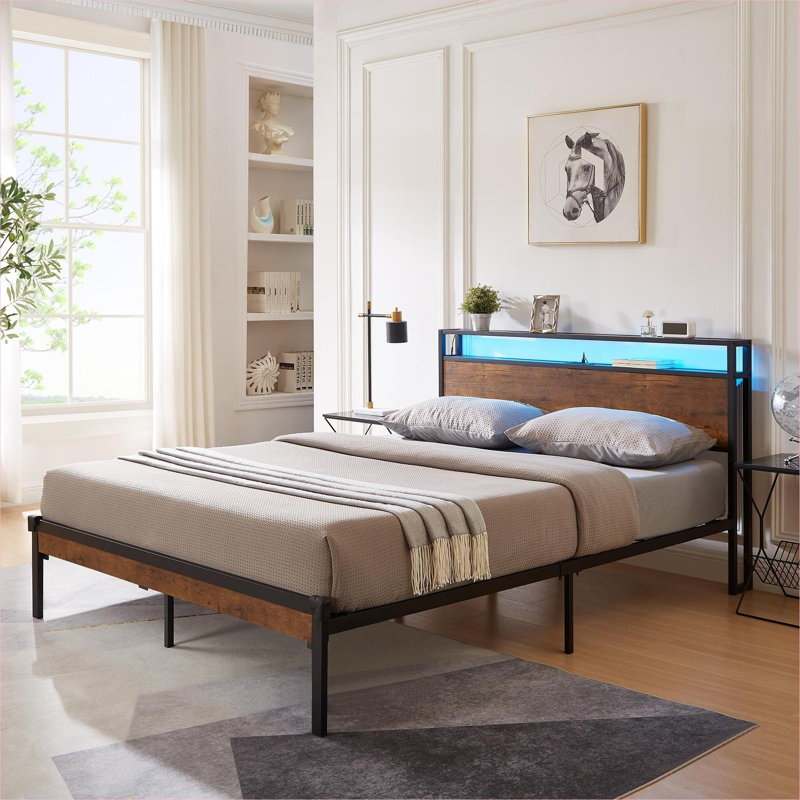 Lit plateforme en métal noir de jais avec lumières DEL, tête et pied de lit en bois, aucun sommier nécessaire pour la chambre à coucher