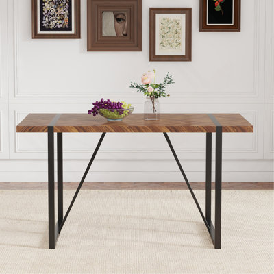 Une table de salle à manger rectangulaire rétro minimaliste avec un dessus spécialement texturé et des pieds en métal noir. Plateau de table contemporain en bois MDF minimaliste texturé. Peut donner aux gens une beauté visuelle avec des règles.