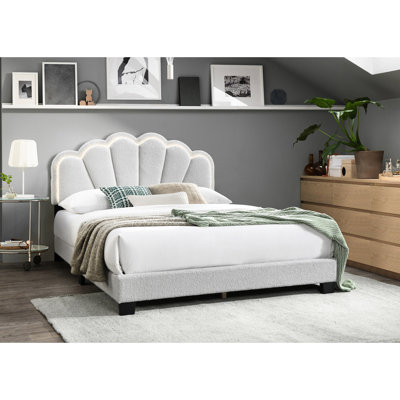 Grand lit blanc avec tête de lit à DEL et plateforme contemporaine en tissu de laine