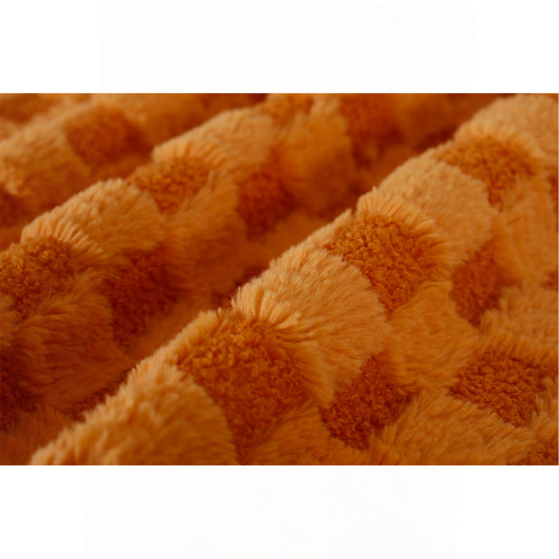 Tissu classique à motif de losanges jumelé à d'élégants accoudoirs à volutes, offrant un grand confort et un style intemporel.