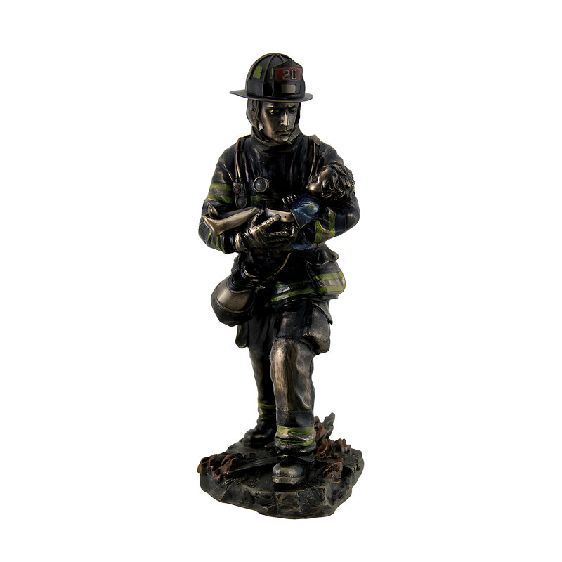 Statue traditionnelle en résine coulée à froid, représentant un pompier portant un enfant, en bronze métallisé, hauteur 28 cm.