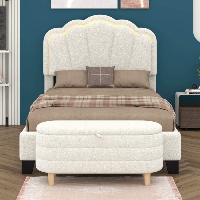 Lit plateforme tapissier en forme de fleur avec repose-pieds Sherpa Witcomb, Simple, Blanc