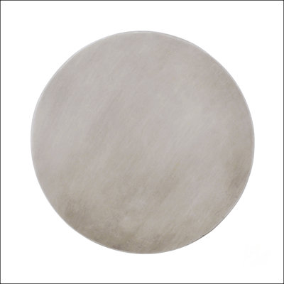 Charmante table de bout en béton légère avec base à piédestal tourné, parfaite pour les espaces extérieurs modernes et classiques.