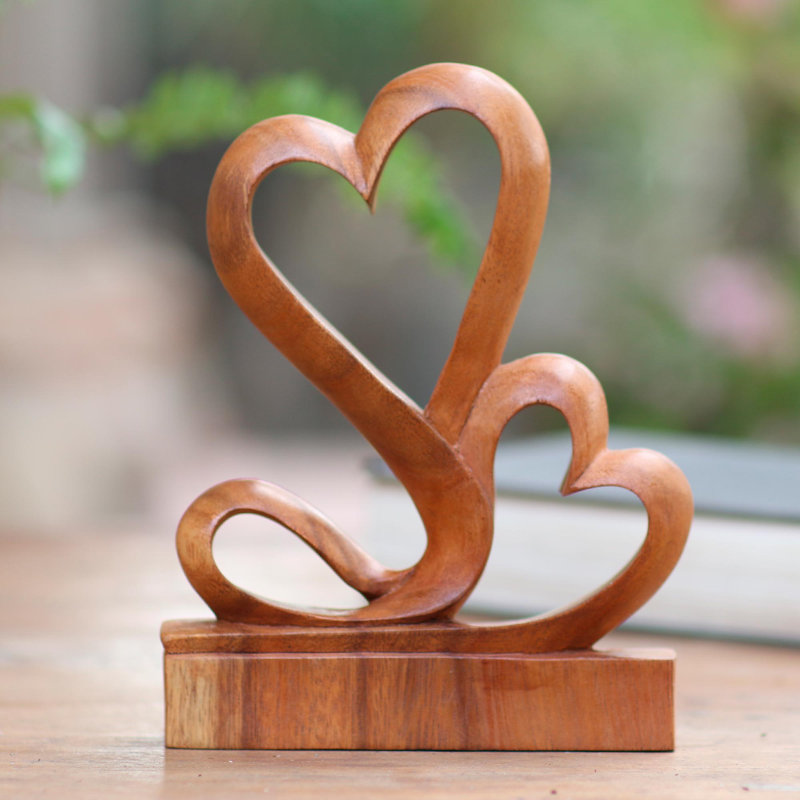 Sculpture romantique en bois sculpté