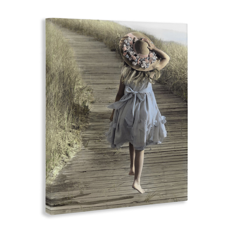 Fille avec un chapeau de soleil qui marche sur toile, design par Kendra Dew, H 48 po x l 36 po
