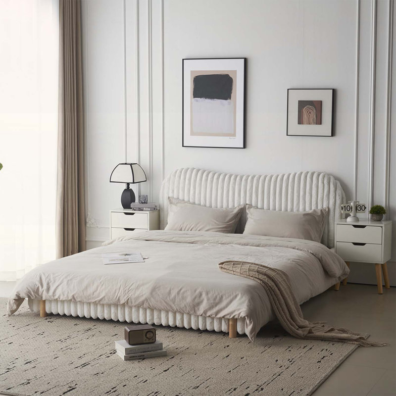 Lit rembourré élégant et moderne avec tête de lit ondulée et coutures verticales pour une ambiance de chambre à coucher confortable et élégante