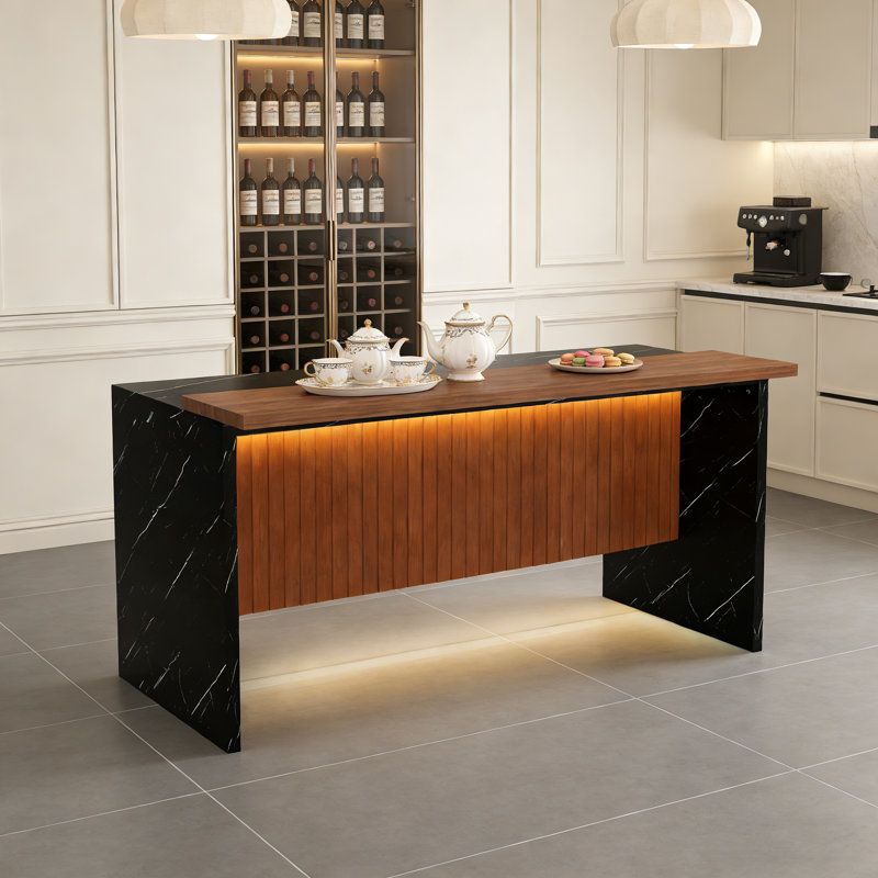Îlot de cuisine moderne de 63 pouces avec surface d'aspect marbre, éclairage DEL et conception de grille pour une utilisation polyvalente.