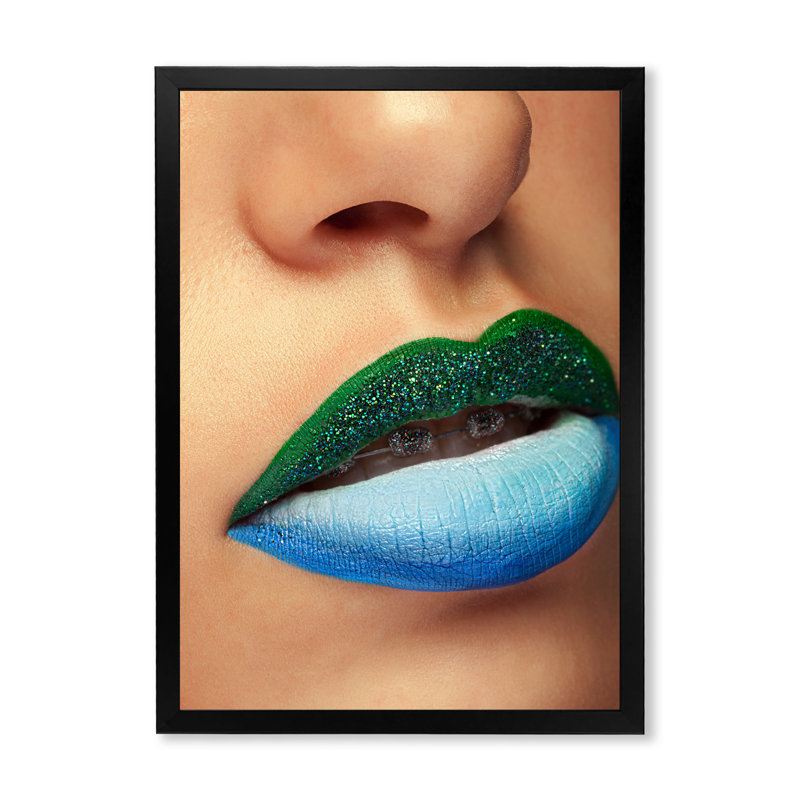 Gros plan sur les lèvres avec maquillage et supports tendance - Photographie sur toile, Toile avec cadre noir