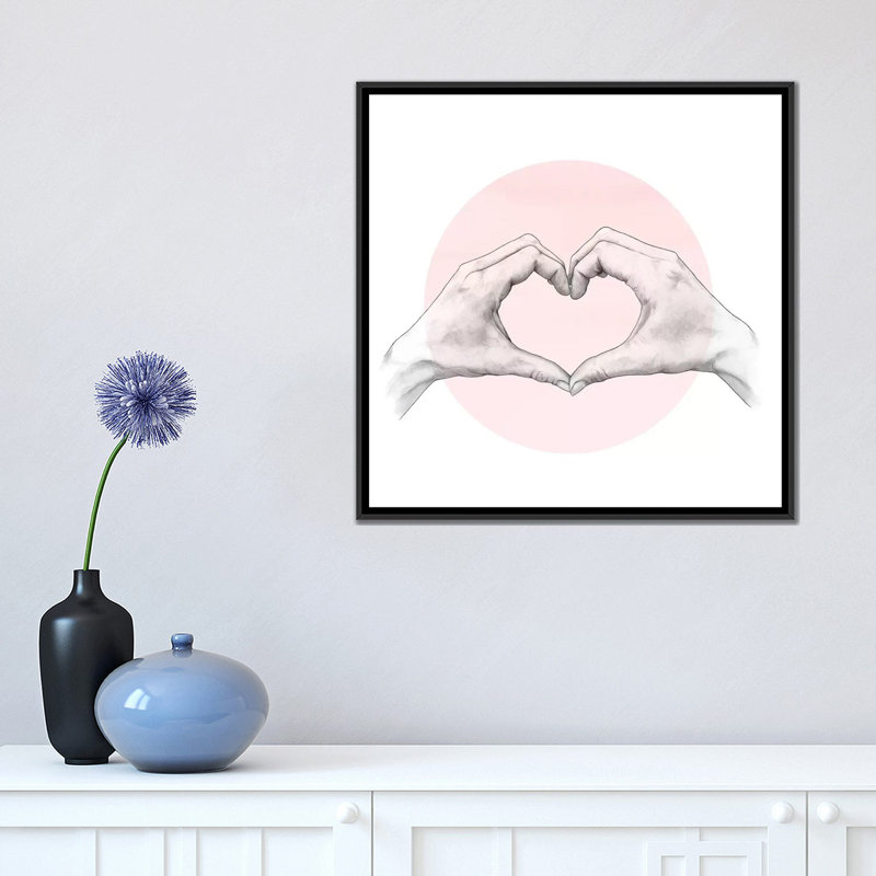 «Heart in Hands», impression sur toile, H 18 po x l 18 po x P 1,5 po, Toile avec cadre noir, Pas de tapis