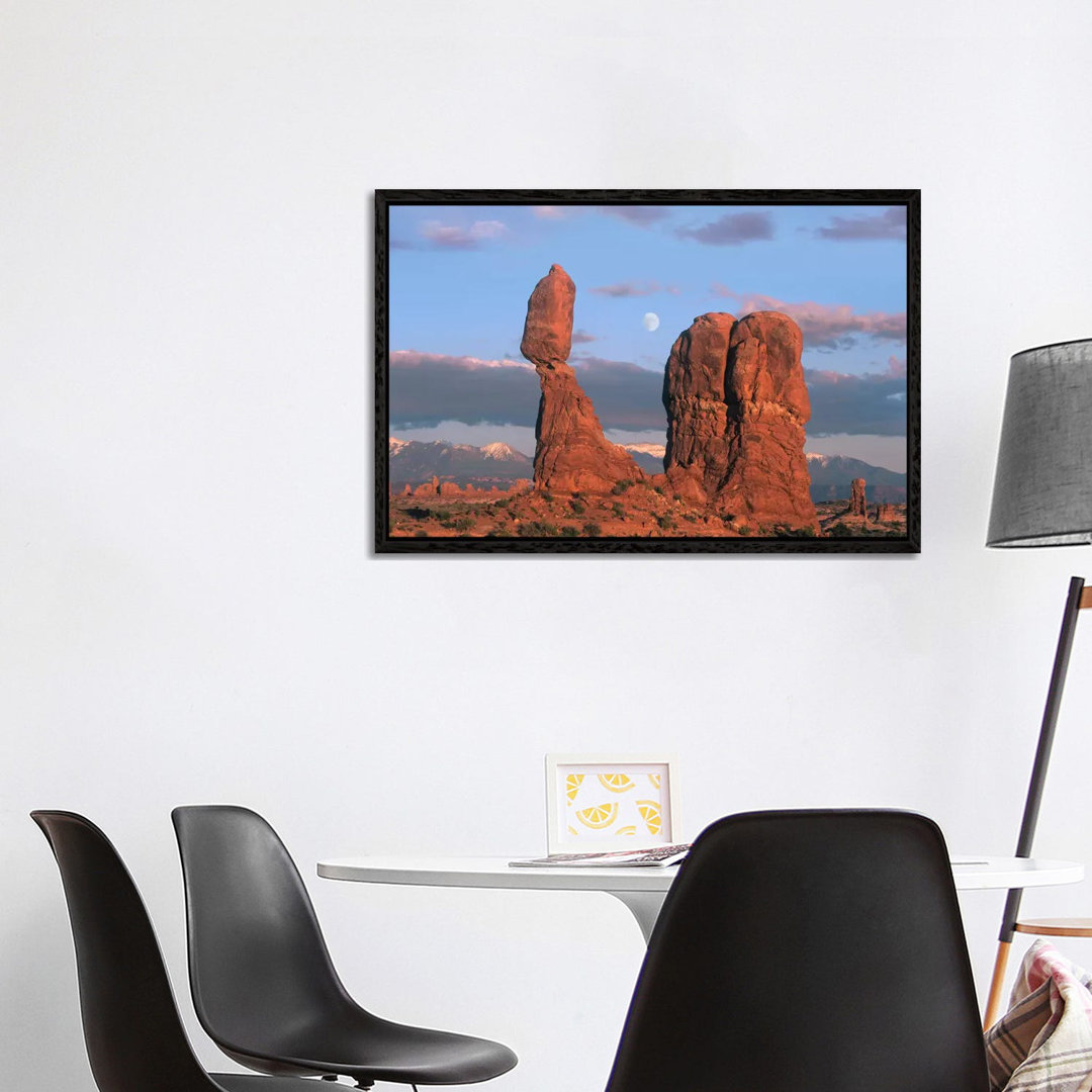 Mond über dem Balanced Rock, Arches National Park, Utah von Tim Fitzharris - Galerie-verpackte Leinwand Giclée