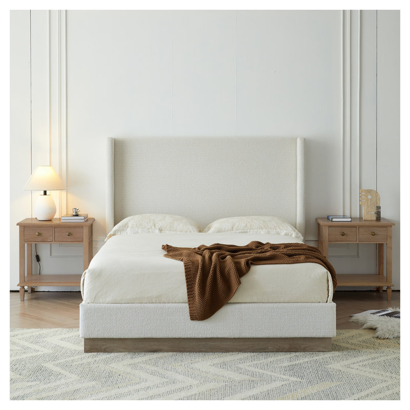 Très grand lit tapissier à oreilles Hale - Boucle blanc crème avec pieds en bois de noyer, sommier requis, Très grand