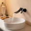 Robinet de salle de bain mural en laiton noir mat avec bec cascade