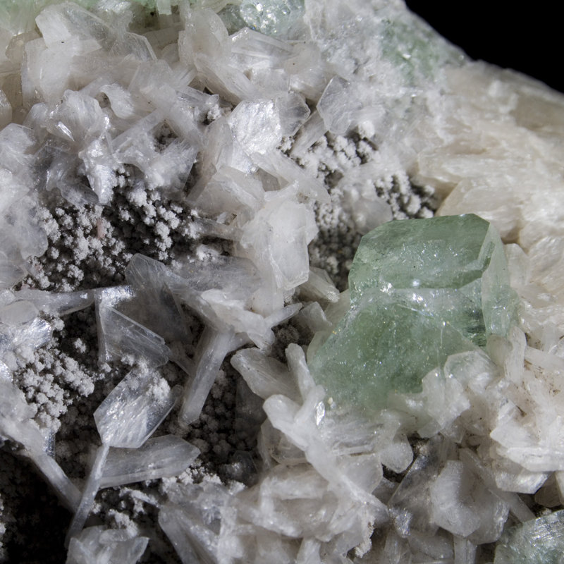 Apophyllite cubique et stilbite sur cristal calcédoine