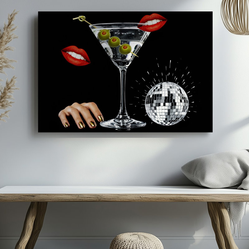 Toile, une scène de cocktail glamour avec un grand art mural en verre à martini rempli d'une boisson transparente ornée de trois toiles vertes