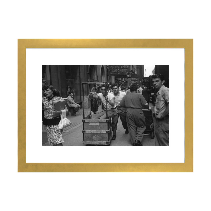 Charles Charles Story Men Pushing Carts (NYC, 1949) par Ruth Orkin - reproduction de photo, H 16 po x l 24 po x P 1 po, Blanc