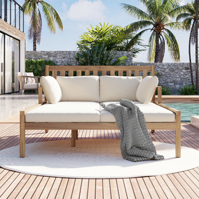 Lit de jour d'extérieur - Avec un design élégant et des coussins, le coussin beige ajoute de l'élégance à l'espace ergonomique pour une utilisation confortable