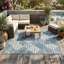 Tapis turc à motif géométrique intérieur / extérieur à poils courts bleu foncé / crème pour patio, terrasse, porche ou entrée-879270839