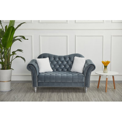Causeuse Chesterfield 66,5 po en velours avec têtes de clous, dossier capitonné et accoudoirs roulés