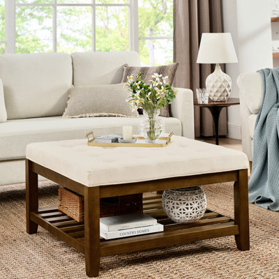 Table basse avec revêtement en lin et structure en hêtre massif, rangement, pour salon ou extérieur, structure robuste avec rangement intégré.