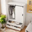 Garde-robe de chambre spacieuse avec tringle, tiroirs et tablettes ouvertes pour un grand rangement