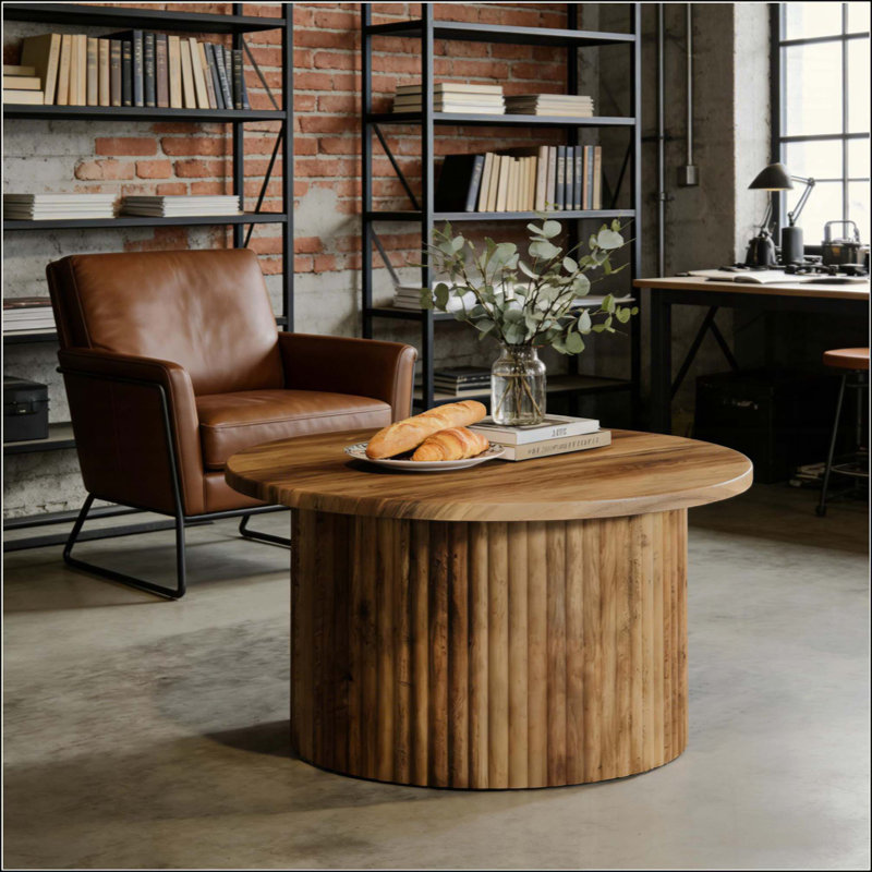 Élégante table ronde au centre, canapé, table d'appoint et table basse