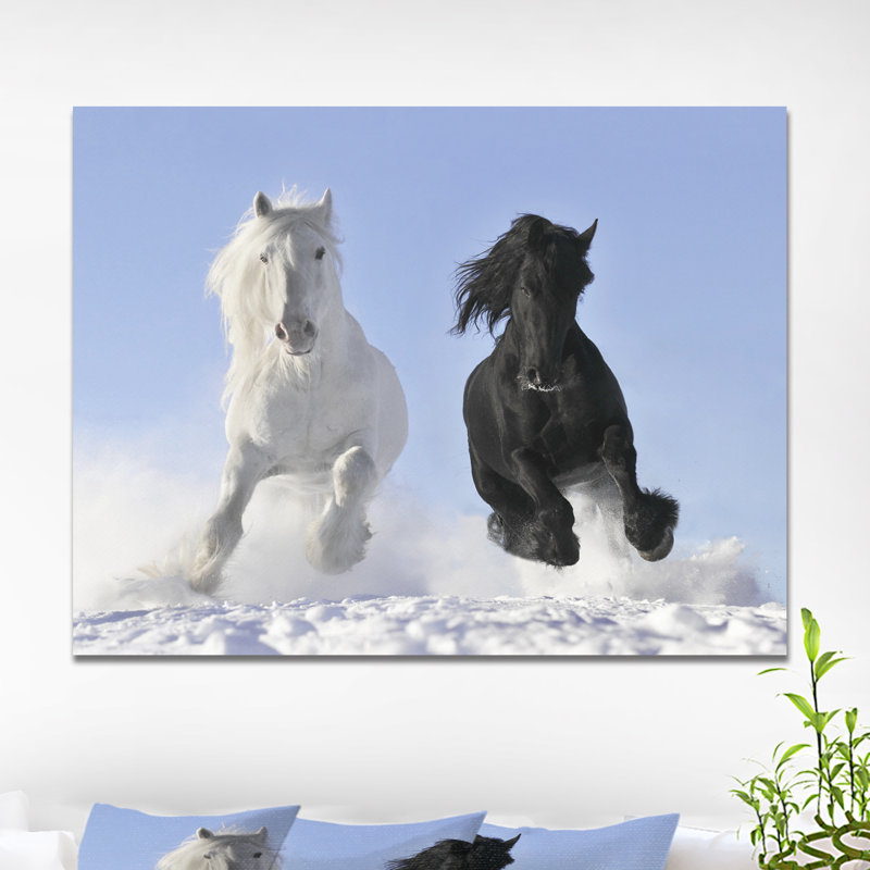 «Farmhouse White and Black Horse», reproduction de photo sur toile tendue, H 30 po x l 40 po x P 1,5 po