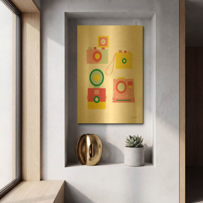 «Caméra Shy II» par Ann Kelle, art mural en métal doré, 12 po x 16 po