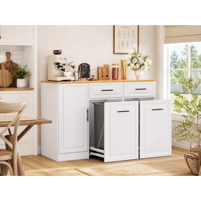 Armoire à double poubelle escamotable avec rangement pour bacs 2 x 13 gallons, armoire à poubelle cachée à l'épreuve des animaux de compagnie avec tiroirs 52 po, bar à café en bois et panier à linge pour le recyclage des déchets de ferme, blanc