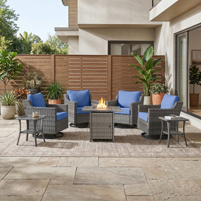 Ensemble de conversation de luxe pour patio 7 pièces avec foyer carré au propane et 4 chaises berçantes pivotantes, ensemble de meubles d'extérieur en osier de rotin PE à l'épreuve des intempéries avec coussins épais pour la cour et la terrasse