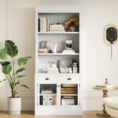 Bibliothèque moderne blanche de 212 cm de hauteur avec 2 portes en verre trempé, 1 tiroir, une étagère réglable et des poignées de tiroir en bois massif à l'aspect oxydé. Structure rectangulaire en bois. 3 tablettes ouvertes pour l'organisation de la chambre.