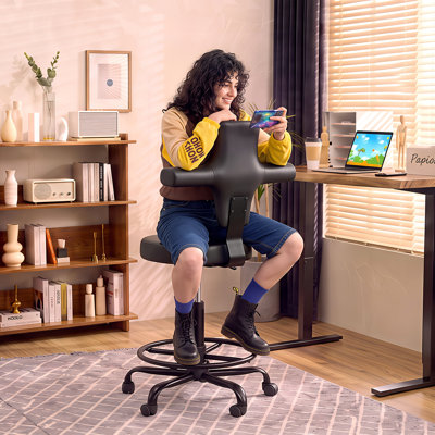 Chaise de bureau pivotante à hauteur réglable avec dossier large en forme de croix, repose-pieds et coussin de 10 cm d'épaisseur, capacité de 136 kg, revêtement en polyuréthane.