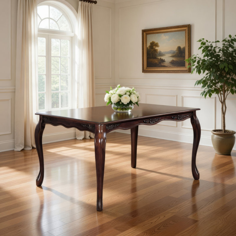 Table de salle à manger en bois avec accents floraux sculptés et pieds cabriole, brun