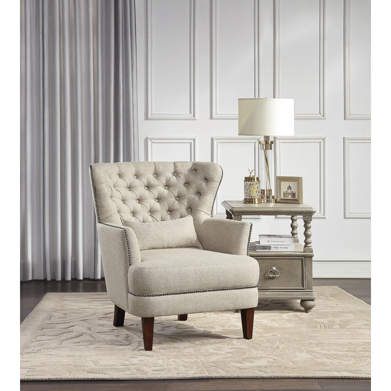  Fauteuil à oreilles 34 po en polyester capitonné avec tissu d'aspect lin, garniture cloutée et coussin lombaire inclus